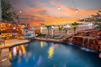 Image de Atx Oasis! 3-Story Home w/ Heated Pool, Spa & Sauna - Close to downtown