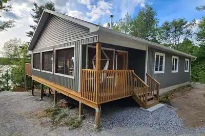 Image de Lakefront, treetop, cottage. Immerse yourself in a panorama of nature.