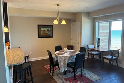 Image de Family Friendly 2br/2ba Lakefront Condo 108 sleeps 6/indoor pool