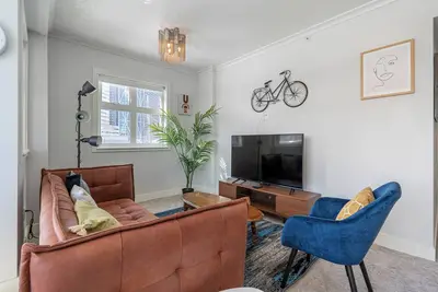 Image de Cozy & Modern 2 Br + 2 Bath Waterfront Downtown