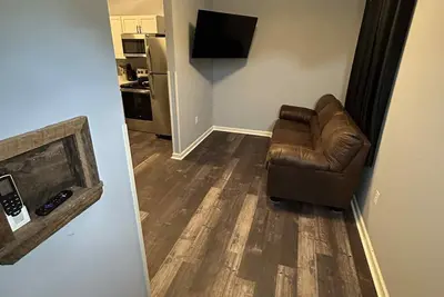 Image de The Rustic Railroad Studio     5 Min to Hwy 63            Kitchen + Washer/Dryer