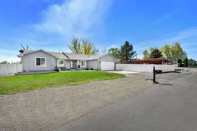 Image de Nampa Backyard Beauty! Hot tub, ample parking area, shop and more!