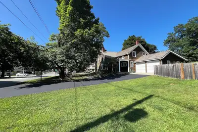 Image de Historic 5-bedroom house with beautiful back yard suitable for private events.