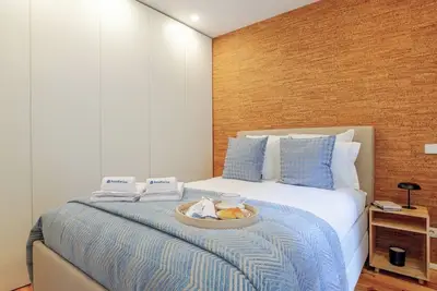 Image de Lovely & Centre Flat with Terrace by HostWise