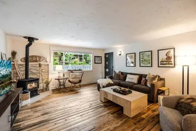 Image de Branch + Thistle – Stylish Stay in Bend w/Hot Tub