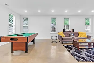 Image de Serene 4-bedroom house with pool backyard oasis