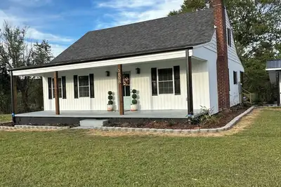 Image de Charming newly-renovated 3-bedroom cottage in the Heart of the Yadkin Valley!