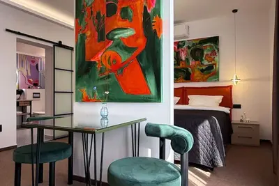 Image de Olive Deluxe King Studio by Eclectic 6