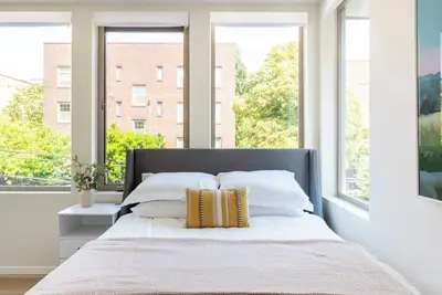 Image de Perch - Prime Location (WalkScore 95) + Ac, Parking & Deck