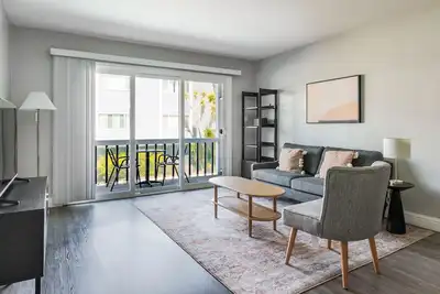 Image de Blueground | Alameda, pool, nr Alameda Beach