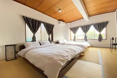 Image de Huge facility with 4 floors for rent / Bbq available anytime / 1 station to Namba station / 14 bedrooms / 28 beds / Sleeps up to 42 people