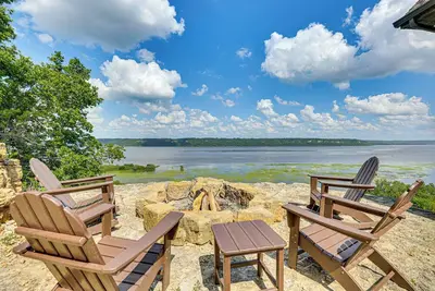 Image de River Views + Wraparound Deck: Dubuque Getaway