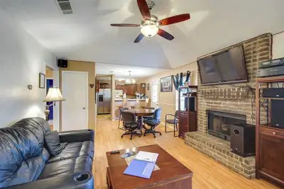 Image de 4 Blocks to At&T Stadium: Home w/ Bbq-Ready Yard!