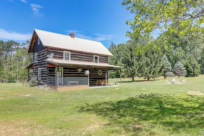 Image de 5 Mi to State Parks: Penfield Cabin w/ Fire Pit!
