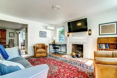 Image de Charming Victorian Farmhouse on Historic Main St