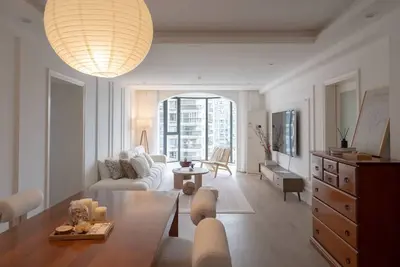 Image de CozyLand - 5min to Yuyuan Garden with Shanghai Tower View, Rare 4Bedroom