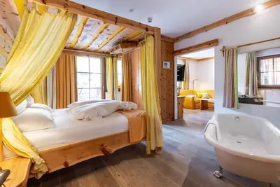 Image de \"Suite Arnika\" with bathtub, shower, Wc (4-6 n. ) - Nature and wellness hotel