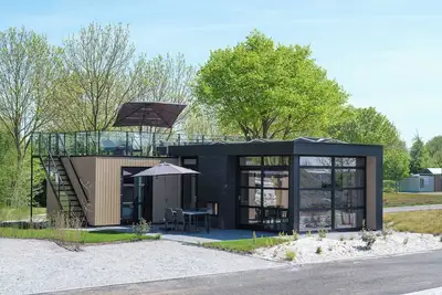 Image de Relax in this luxurious 4-person villa with a spacious garden and a private roof terrace with sun loungers for endless enjoyment in the open air.