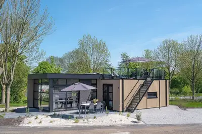 Image de Luxury and space for 6 people: this villa has three bedrooms, two bathrooms, and a sunny roof patio to relax.