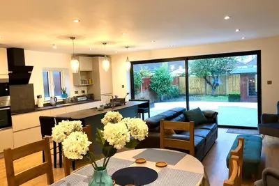 Image de Sea Breeze - 4 bed family home near the beach in Poole Harbour