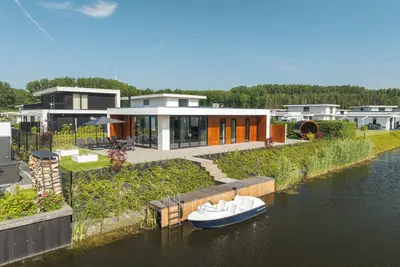 Image de Stylish 4-person wellness villa with Finnish sauna, fenced waterfront garden and luxurious interior – pets welcome.