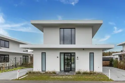 Image de Luxury 10-person villa with jacuzzi, sauna, 4 bedrooms, 4 bathrooms and a balcony. Includes Bbq, lounge set, large dining table, and swim ladder. Located at Villa Resort Harderwold near the Veluwemeer!