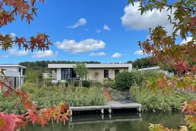 Image de Detached 4-person villa with garden by the water, private jetty, fully equipped kitchen, and stylish living room with lots of natural light.