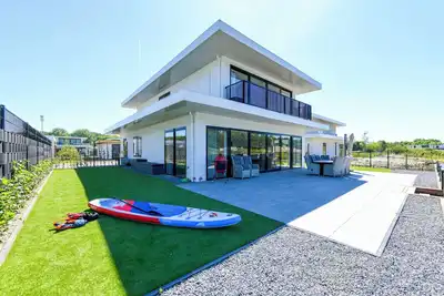 Image de Child-friendly 8-person villa by the water with enclosed garden, private jetty, paddleboards and a charming garden with Kamado Bbq.