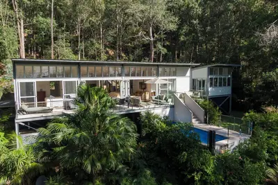 Image de 🌿 Luxury Bush + Beach Retreat | Pool, Cedar Hot Tub & Private Nature Trails