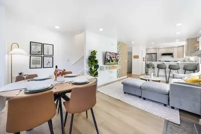 Image de Modern 2br Gem, Near Uw & Lake Trails & Garage