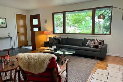 Image de Scandinavian Modern Retreat with Fireplace, Deck, Bbq