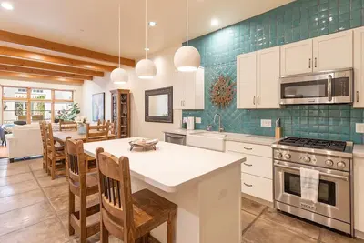 Image de Mercado San Agustin / Garage / 2 Br 2. 5 Ba / Patio