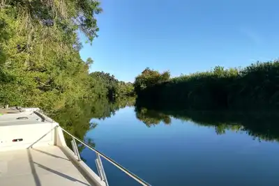Image de Bateau 'Pénichette Odyssey Croisières' avec vue sur le lac, terrasse privée et climatisation