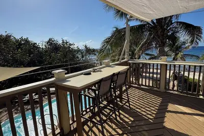 Image de Beachfront 1-bdr 1-bath \"Coconut Palm Suite\" 100 ft from the Ocean with a Pool!