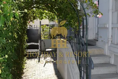 Image de Élégante maison normande avec cour fleurie, au cœur de Deauville