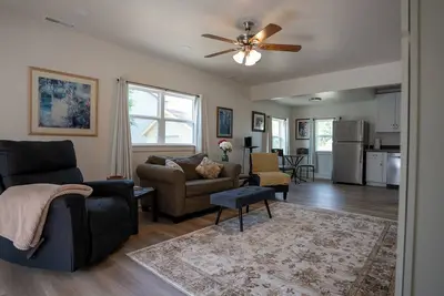 Image de Stay warm! Refreshed 2br home with cozy bedding, modern kitchen, and stylish bath. Quick access to downtown, Casper Mountain skiing, and Wyo Sports Ranch.