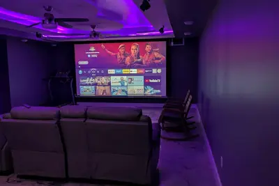 Image de Cozy 2-bedroom apartment with movie theater.