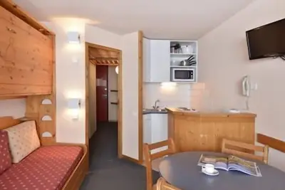 Image de À 10m des pistes de ski, vue pistes de ski, balcon, télévision, casier à ski, 26m², La Plagne