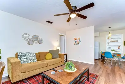 Image de Central 1/1 w heated pool, pets Ok. W/D on site