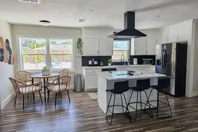 Image de Spacious 3/2  w fenced yard - 5 to Img & Srq