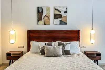 Image de Spacious Penthouse Condo with private roof top patio