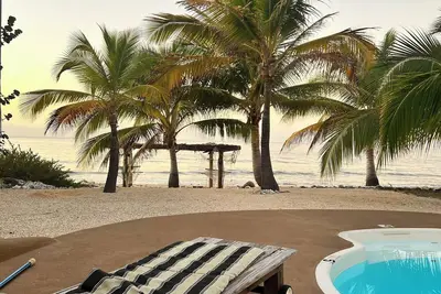 Image de Beachfront 2-bdr 2-bath \"Sunshine Aloha Suite\" 100 ft from the Ocean with Pool!