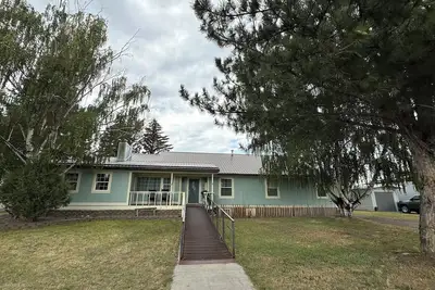 Image de Spacious 9-bedroom house located in Montana's Favorite small town.