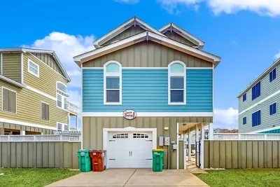 Image de Seaside Greetings | Hot Tub · Fenced Yard · Community Pool · Walk to Beach