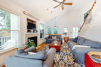 Image de 4br home near the beach with athletic courts, pool