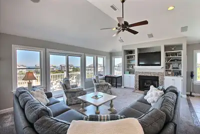 Image de 7br house with pickleball lines & net