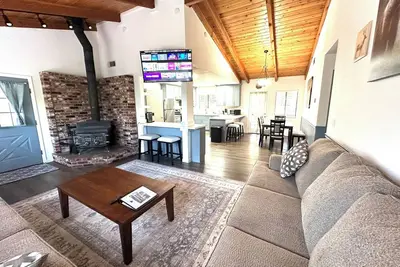 Image de Newly renovated Cabin with all new furnishings.