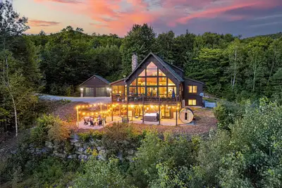 Image de Luxury Chalet - Hot tub, Game room, Speakeasy, Mountain views, near Sunday River