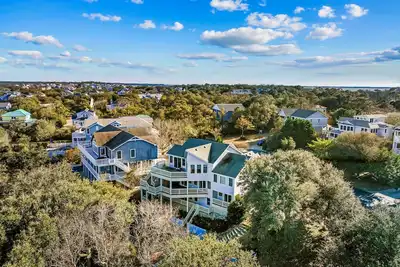 Image de 6br coastal charmer with pool, tennis, & decks