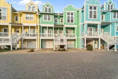 Image de 3br dog-friendly home near beach with decks & pool